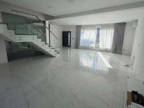 Casa 5 ambientes con 4 baños