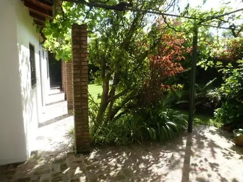 excelente chalet 2 plantas 4 ambientes 3 baños cochera gran jardín departamento de 2 ambietes atras