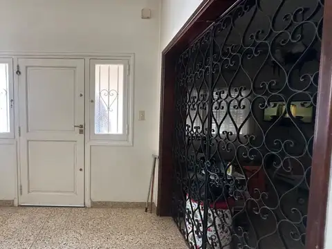 VENTA CASA 4 AMBIENTES BERNAL CENTRO