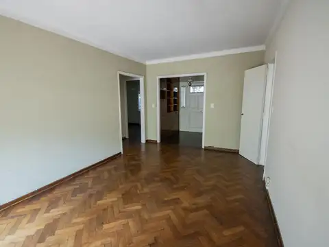 Casa de 3 ambientes con cochera en venta en Martinez