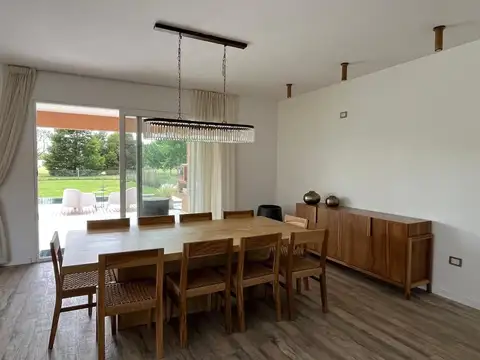 Casa 5 ambientes con 4 baños