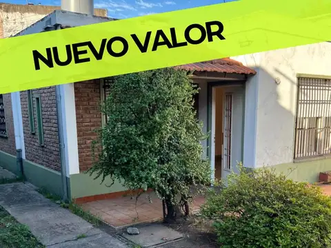 CASA EN VENTA  3 AMBIENTES CON 3 COCHERAS Y PATIO