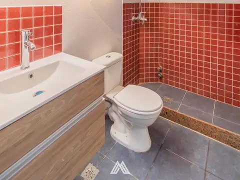 CASA DE ALTOS C/ LOCAL EN PB INDEPEND. RENTADO.