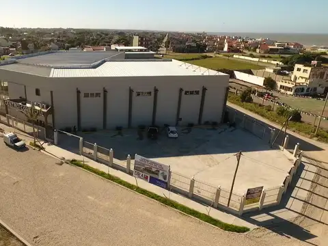 Locales comerciales en el acceso a Santa Clara, sobre ruta 11.