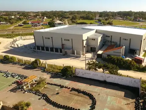 Locales comerciales en el acceso a Santa Clara, sobre ruta 11.