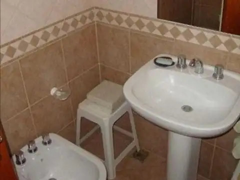 CASA   DE CUATRO AMBIENTES -CASTELAR