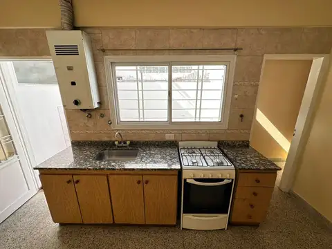 Alquiler de amplio dos ambientes con patio en Wilde Centro