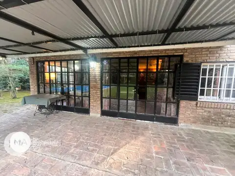 Casa 6 ambientes con 2 baños