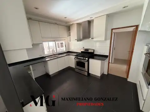 Casa 8 ambientes con 4 baños