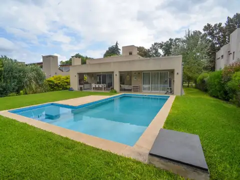 CASA MODERNA Y MINIMALISTA EN EL PASO