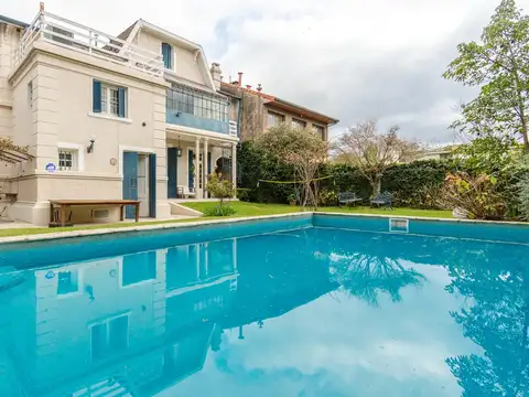 Impecable casa antigua en venta, con todas las comodidades, jardín y piscina en Martínez.