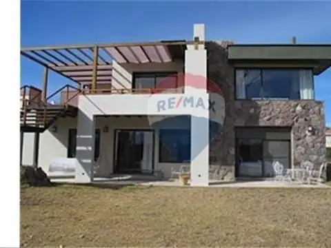 Casa 6 ambientes con 4 baños
