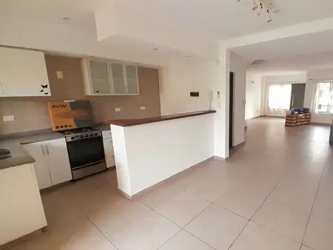 Casa en Alquiler con 2 cocheras