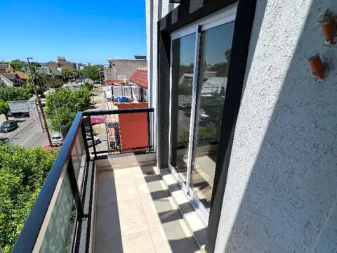 DEPARTAMENTO 2 AMB CON BALCON Y COCHERA DOBLE - 3° PISO AL FRENTE - APTO CREDITO