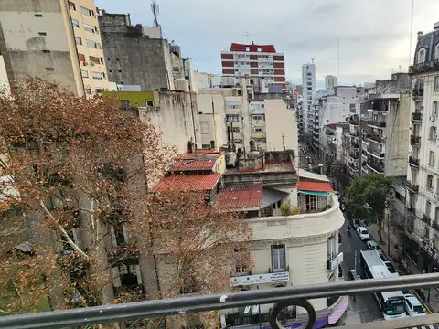 PARAGUAY Y AV. PUEYRREDON. Piso. 4 ambientes con cocina comedor