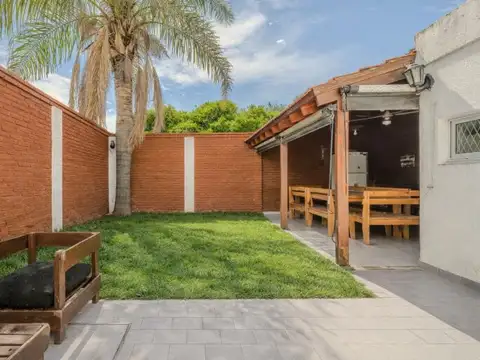 VENTA CASA 2 PLANTAS C/QUINCHO, COCHERA, PATIO Y PARQUE EN LOMAS DE ZAMORA