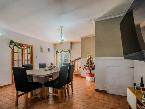 VENTA CASA 2 PLANTAS C/QUINCHO, COCHERA, PATIO Y PARQUE EN LOMAS DE ZAMORA