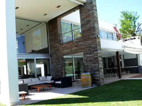 Casa 4 ambientes con 5 baños