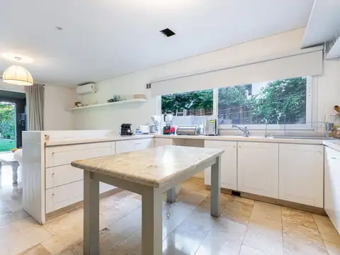 Casa 8 ambientes con 5 baños