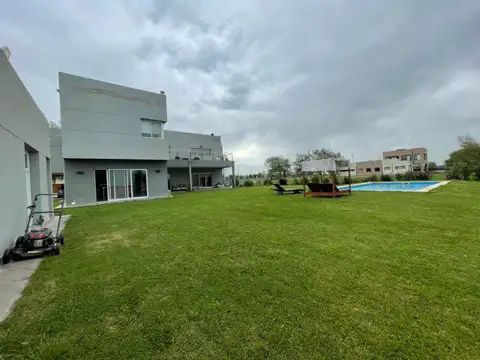Casa en Alquiler con 6 cocheras