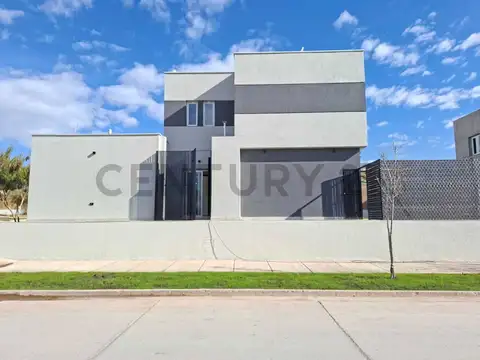 Exclusiva casa a estrenar de categoría en Barrio Privado La Bastilla