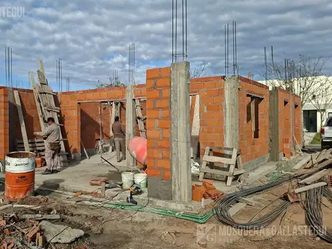 Casa 5 ambientes con 2 baños