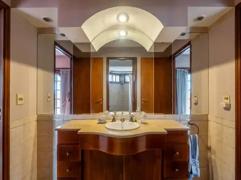 Casa 5 ambientes con 6 baños