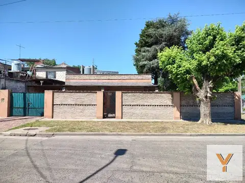 Casa en venta - 2 Dormitorios 1 Baño - Cochera - 313Mts2 - Villa Santos Tesei