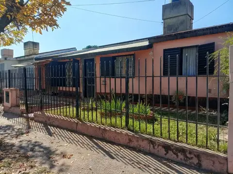 VENTA DE CASA BARRIO LAS LILAS 3 DORMITORIOS