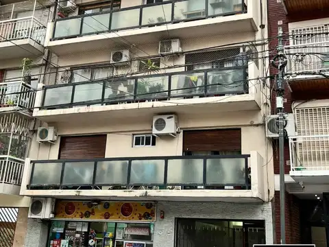 Excelente monoambiente con balcón en alquiler.