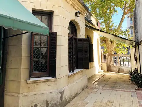 Casa 15 ambientes con 3 baños