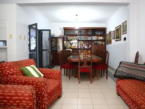 Casa 9 ambientes con 4 baños