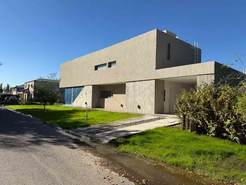 Casa en Alquiler de 4 dormitorios