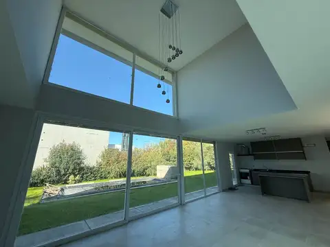 Casa en Alquiler con 1 cochera