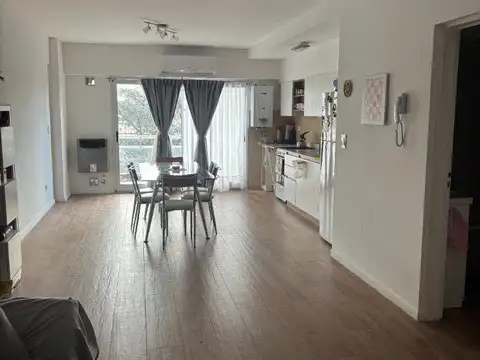 EXCELENTE 2 AMBIENTES MUY LUMINOSO CON AIRE ACOND.