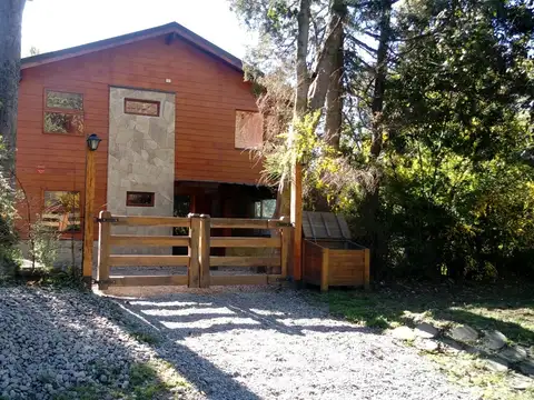 Gran oportunidad!  Dos Cabañas sobre lote en esquina B. Lomas del Correntoso