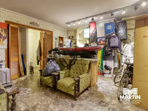 Casa en venta en Martínez 4 ambientes, baño y toilette, jardín con pileta. Dpto. 2 amb al fondo.