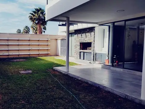 Casa 8 ambientes con 3 baños