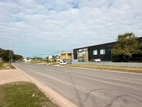 Alquiler Industrial - 3 naves + Oficinas y Terreno