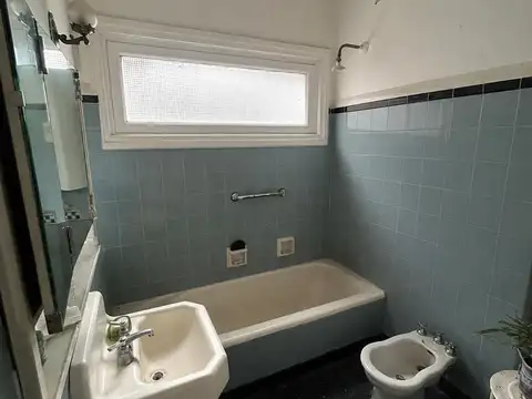 Casa 7 ambientes con 2 baños