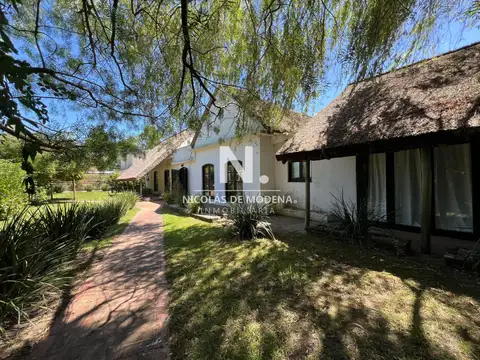 Amplia casa a la venta en Punta del Este de 6 dormitorios en el Tesoro a 200 mts de ruta 10