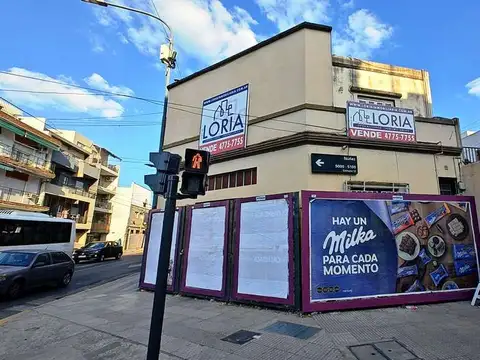 Lote en esquina - apto 700 m2.-