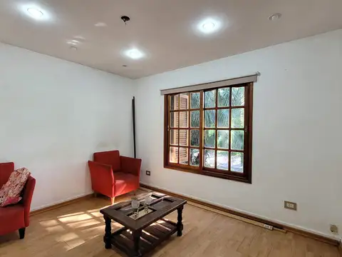 Casa 6 ambientes con 2 baños