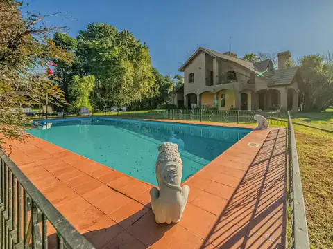 Casa parque 2000m2 Venta Barrio El Cazador piscina