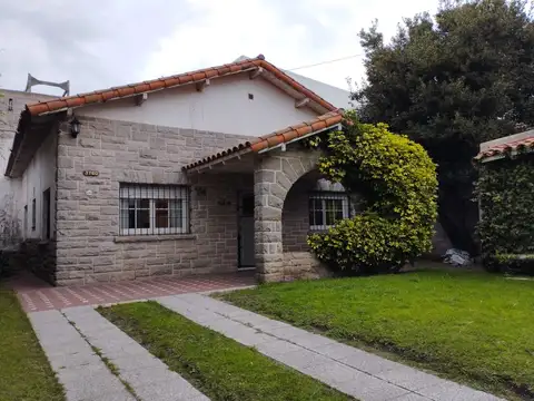 Casa en alquiler: SOLO COMERCIAL o PROFESIONAL: en Bº La Perla Norte.-