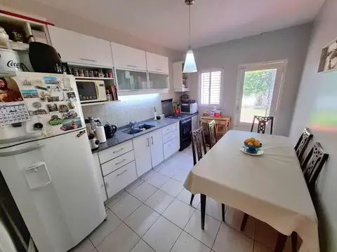 CASA 4 AMBIENTES VENTA LOMAS DE ZAMORA CON JARDIN