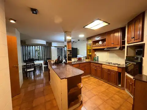 Casa 6 ambientes con 4 baños