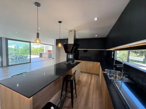 Casa en venta El Naudir 5 dormitorios al agua
