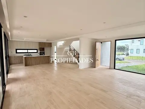 Casa 5 ambientes con 3 baños