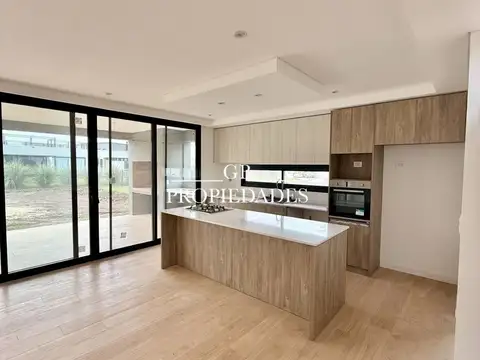 Casa en Venta en Pilar del Este - Santa Lucia, USD 255.000